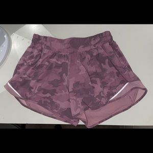 lululemon hotty hot shorts size 6 in purple camo